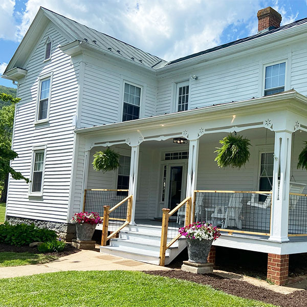 20 Farmhouses, Cabins, Condos, Cottages on 1800 Acre Farm by Shenandoah Nat. Park