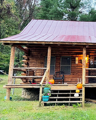 Joanie's Place - rental cabin with stalls - next to Shenandoah National Park ' hundred plus ,miles of trails.